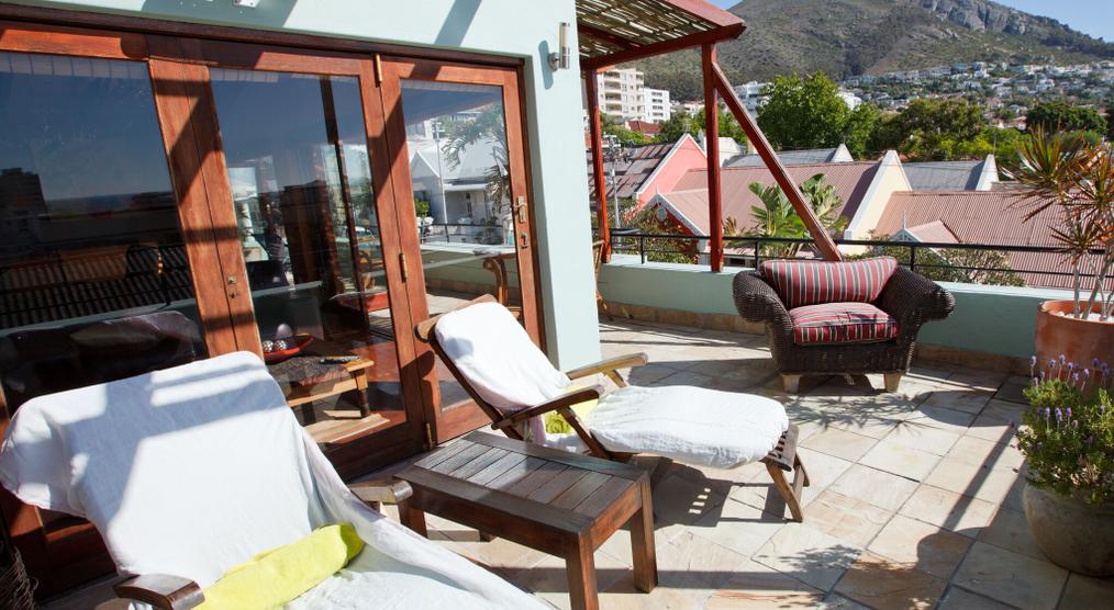 Liegen zur Entspannung auf der Terrasse
