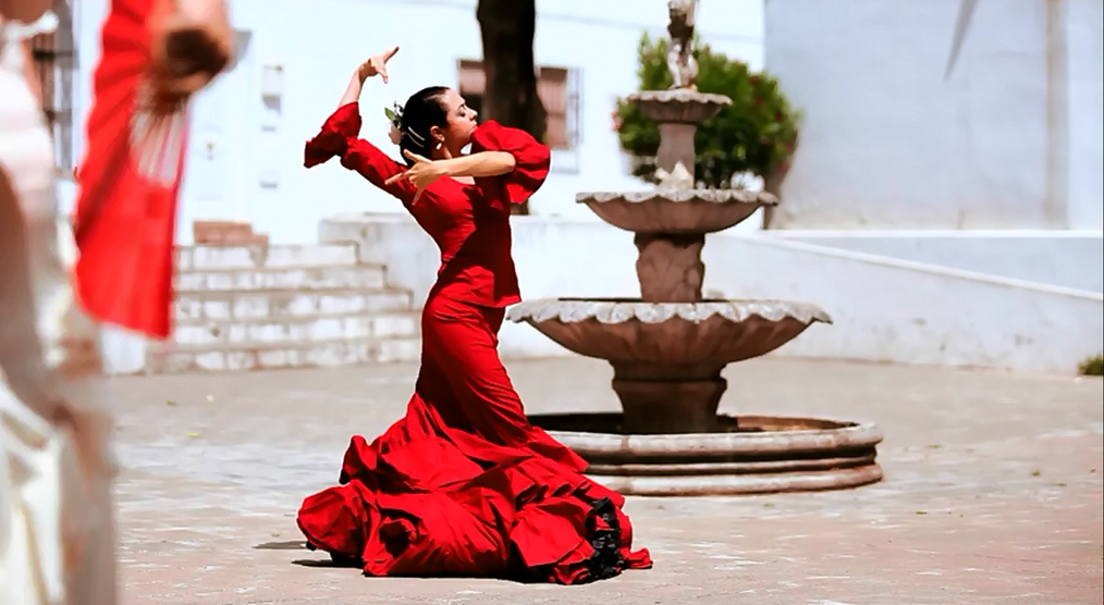 Frau tanzt Flamenco