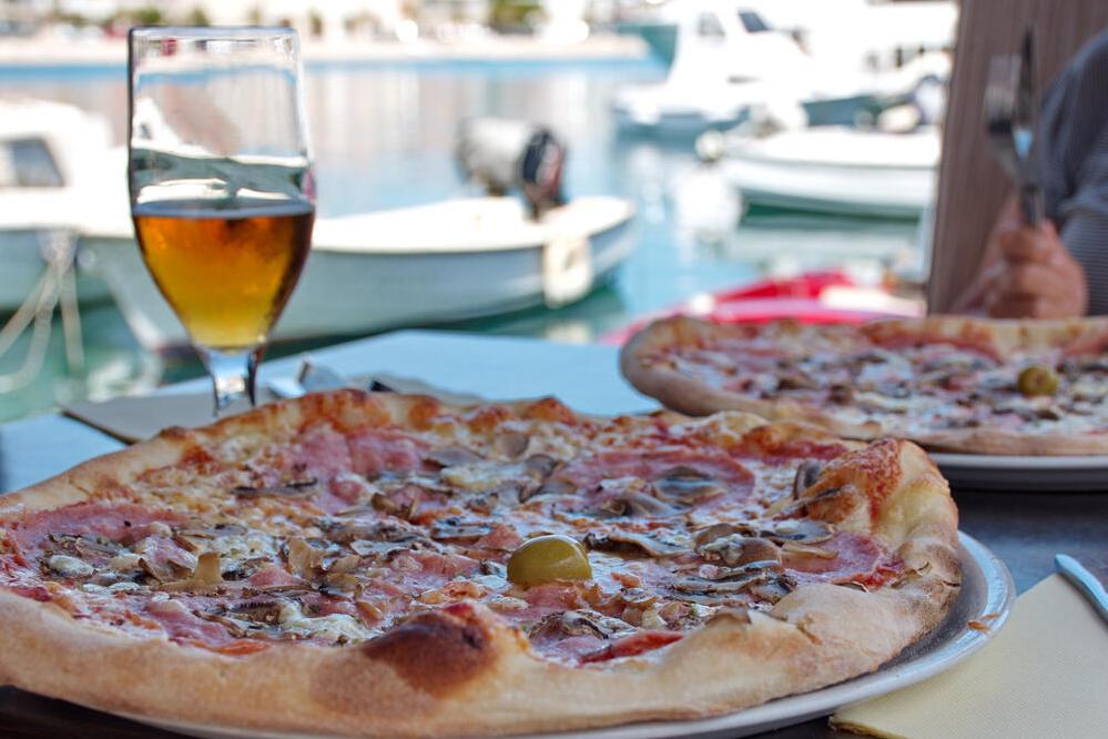 Pizza am Hafen von Marina d'Aequa