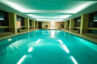 Schwimmbad bei Nacht