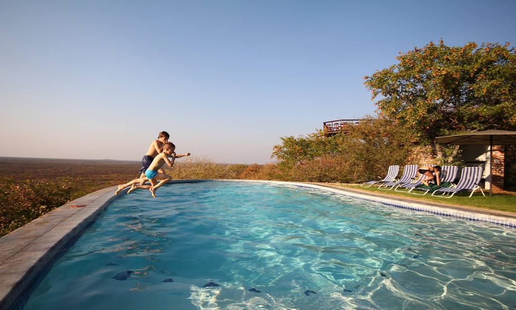 Kinder am Pool 