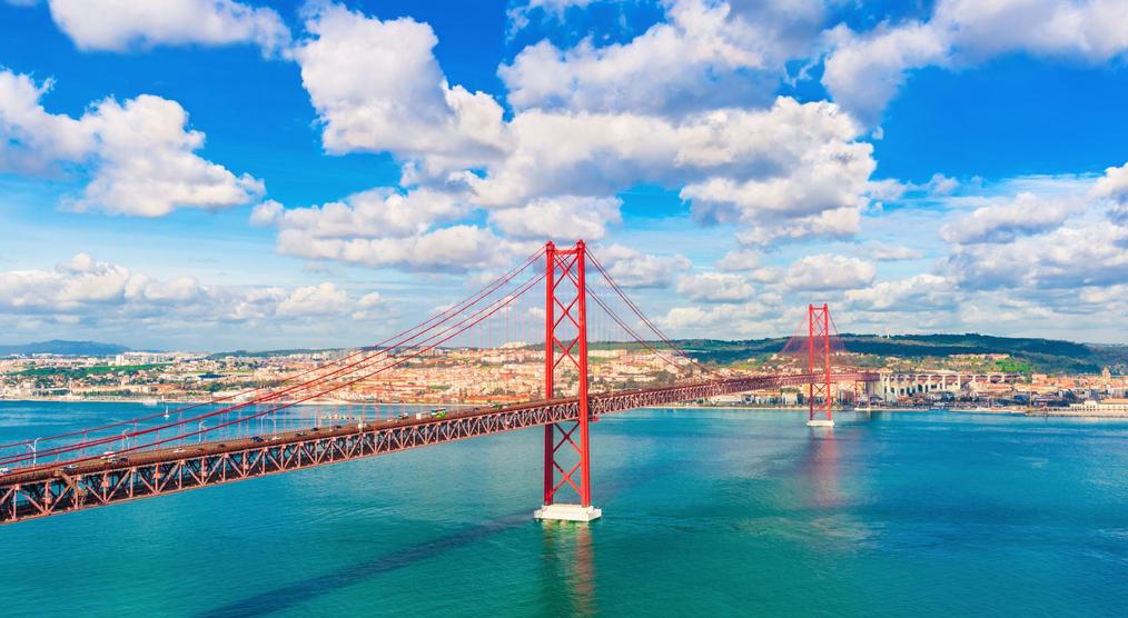 Ponte 25 de Abril bei Sonnenschein