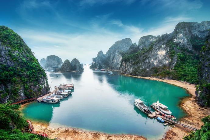 Halong-Bucht mit traditioneller Dschunke auf dem Wasser in Vietnam