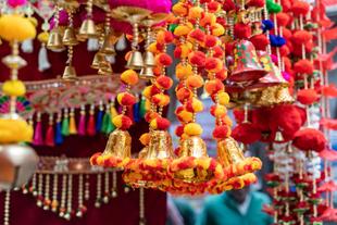 Bunte indische Dekorationen auf einem Markt in Delhi 