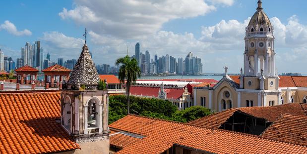 Panama City Altstadt mit Skyline im Hintergrund