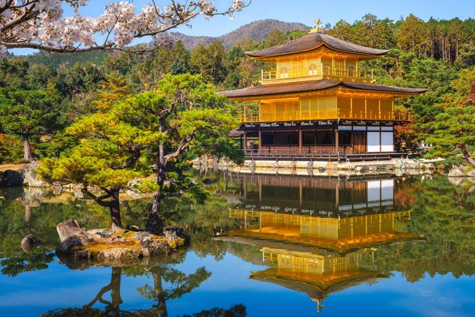 Blick auf den Kinkaku-ji-Tempel in Kyoto auf einer Japan Rundreise