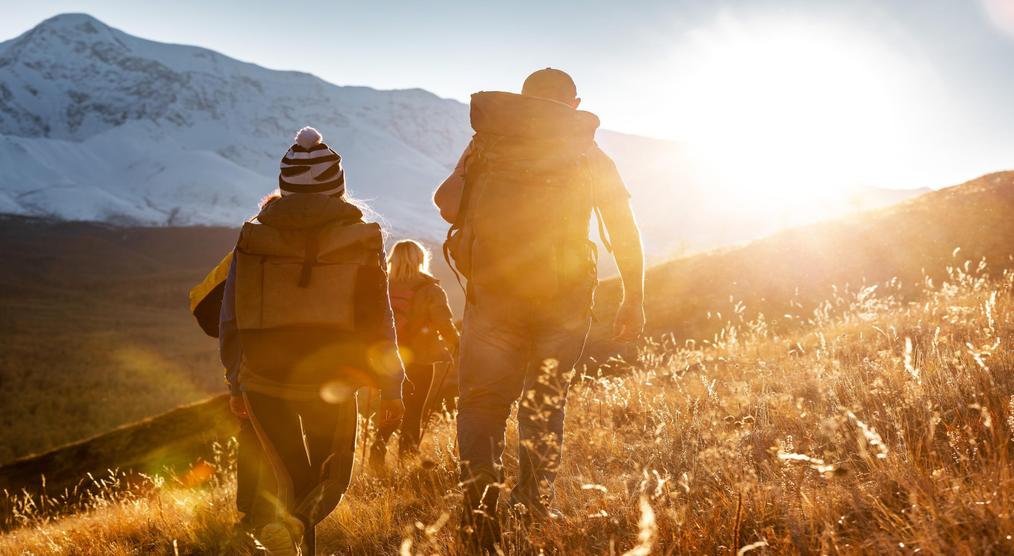 Drei Personen wandern in der Natur