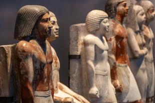 Ägyptische Statuen im Grand Egyptian Museum in Kairo