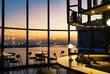 Bar mit Ausblick bei Sonnenuntergang