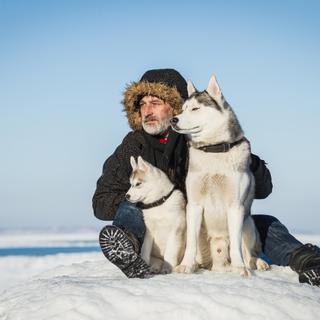 Mann mit Husky 