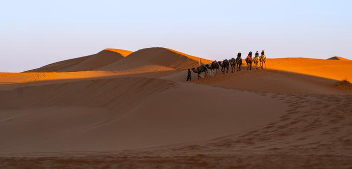 Eine Gruppe in der Wüste während einer Marokko Gruppenreise