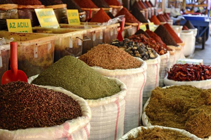 Gewürze auf einem der traditionellen Märkte in Istanbul