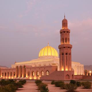 Blick auf die Sultan Qaboos Moschee bei Nacht
