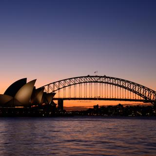 Harbour Bridge mit Opera House bei Sonnenaufgang 