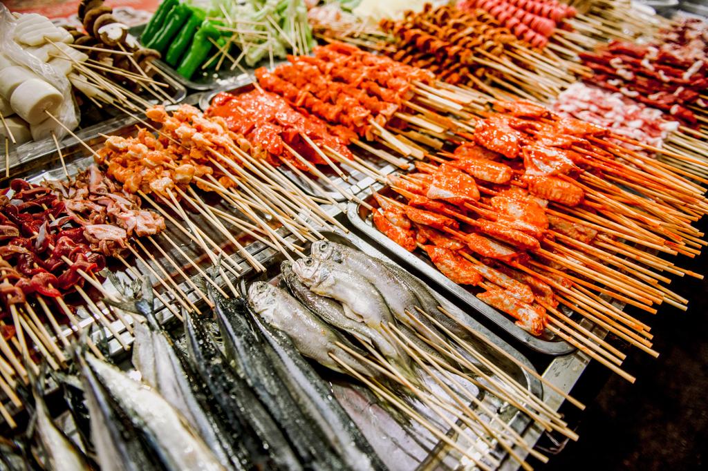Ein Fisch-Stand auf dem Seafood Markt in Kep