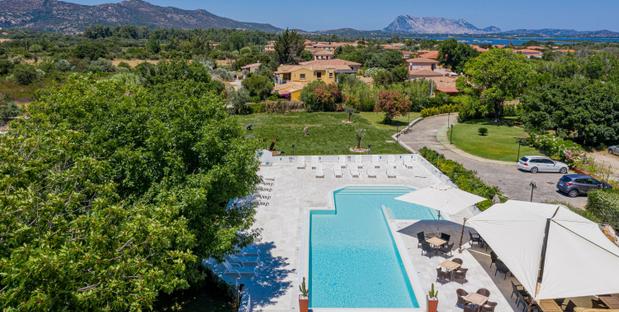 Blick auf Pool und Hotelumgebung