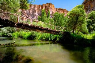 Holzbrücke über den Melendizer Fluss