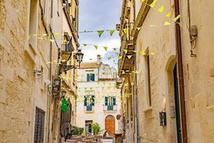 Wimpelketten in der Altstadt von Lecce 