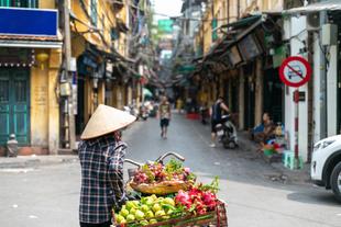 Fahrrad mit Obstkörben in der Altstadt von Hanoi
