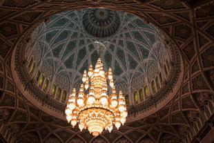 Kronleuchter in der Sultan Qaboos Moschee