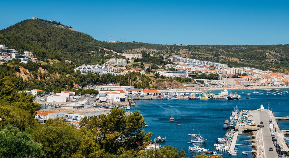 Blick auf den Hafen von Sesimbra