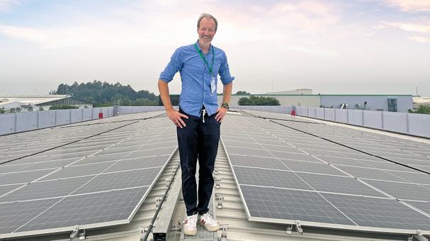 Thomas Müller vor einer Solaranlage