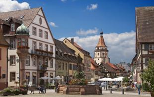 Schöne Gengenbacher Altstadt mit dem Niggelturm