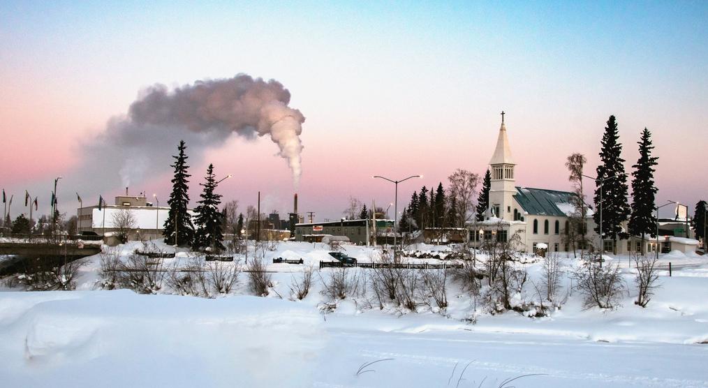 Zugefrorener Chena River im Winter bei Fairbanks