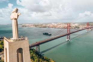 Ausblick auf Boot und Ponte 25 de Abril von Alfama