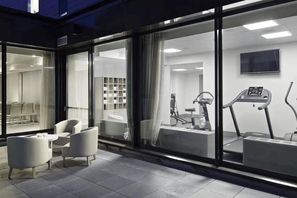 Fitnessbereich und Terrasse