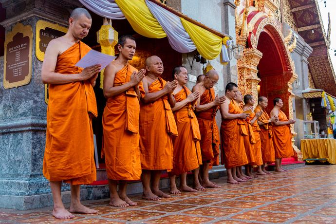 Mönche vor dem Doi Suthep Kloster