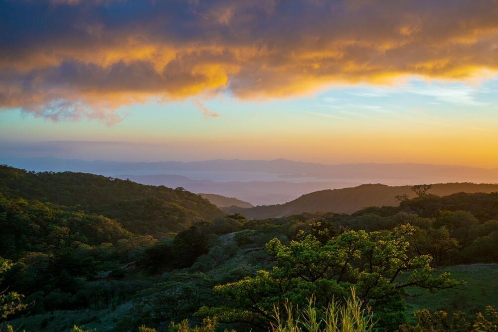 Sonnenuntergang über den Bergen in Monteverde 
