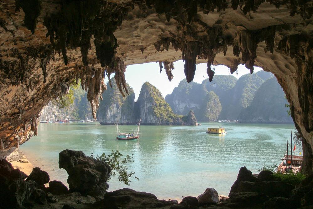 Höhle in der Halong-Bucht