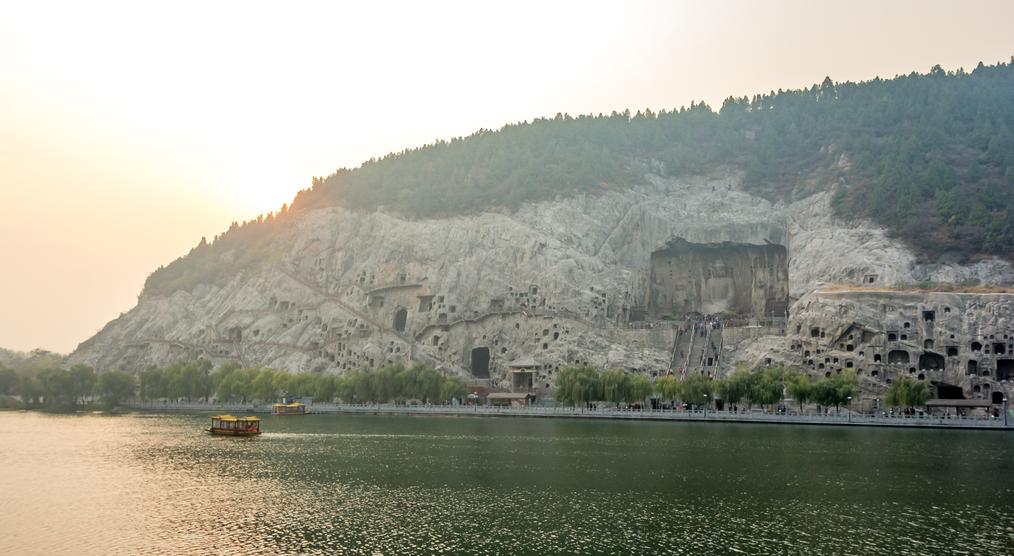 Blick auf die Longmen Grotten