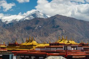 Ansicht der goldenen Dächer des Jokhang-Tempels in Lhasa 