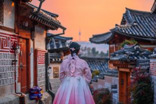 Frau blickt auf das Bukchon Hanok Village in Seoul 