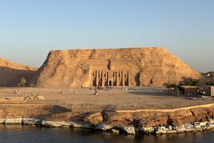 Blick vom Schiff auf den Kleinen Tempel von Abu Simbel