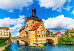 Obere Brücke durch den Torturm des Alten Rathauses führend
