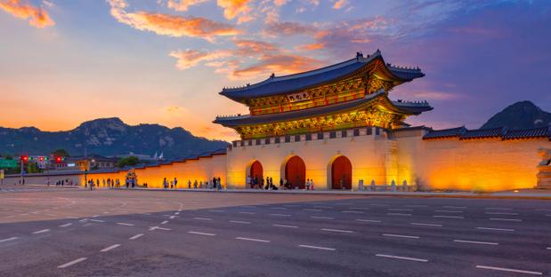Gwanghwamun Tor mit dem Gyeongbokgung-Palasts in Seoul 