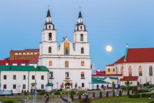 Mond über Heilig-Geist-Kathedrale