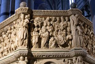 Verzierungen an der Kanzel im Inneren des Doms in Siena