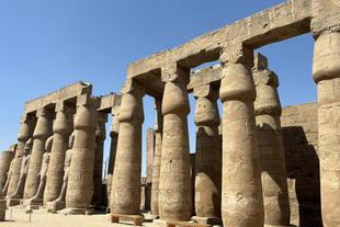 Historische Säulen im Luxor-Tempel