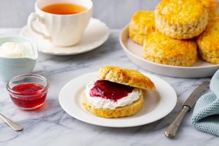 typische Tea Time mit Scones und Tee