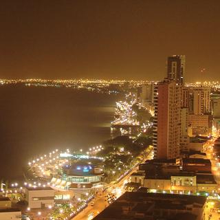 Skyline von Guayaquil bei Nacht