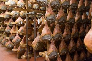 Reiferaum des Prosciutto di Parmas in Langhirano