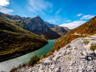 Blick über Koman Stausee 