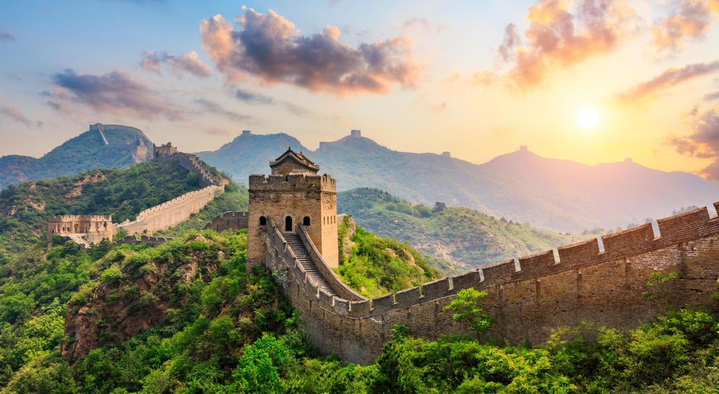 Blick auf die Chinesische Mauer bei einer Rundreise
