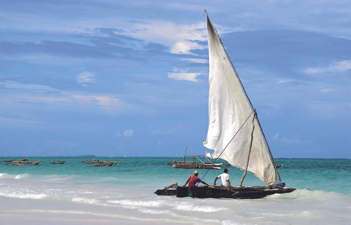 Segelboot am Strand von Sansibar