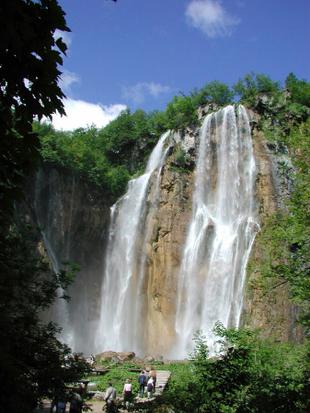 rauschender Wasserfall im Nationalpark Pltivicer Seen