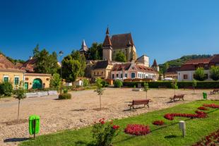 Panoramablick auf den zentralen Platz in Birthälm